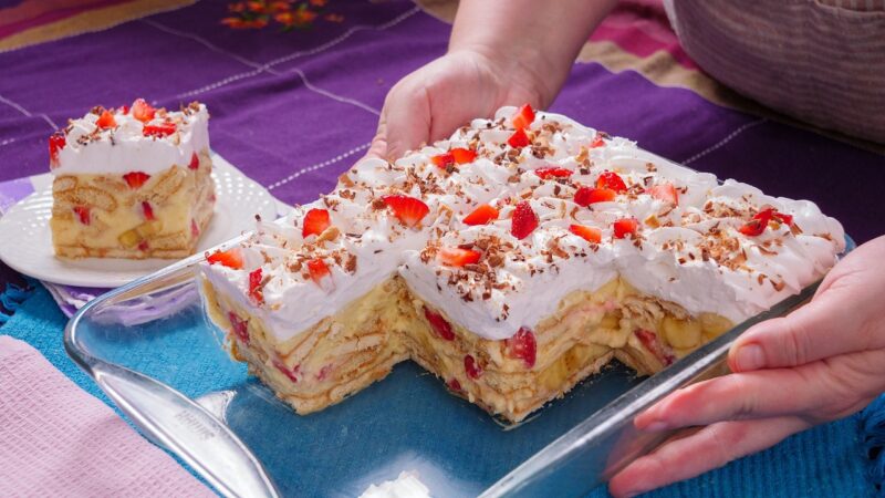 Kolač sa jagodama i bananama kolač sa jagodama i bananama