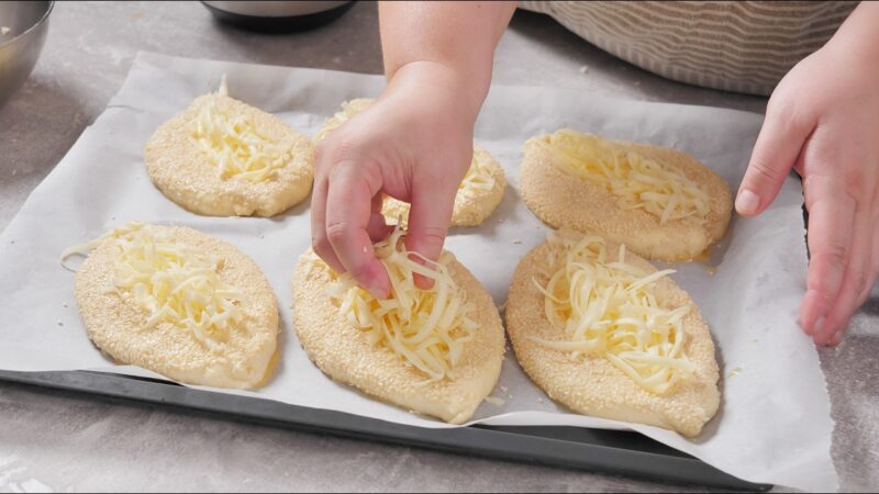 Turske pide sa susamom i sirom turske pide