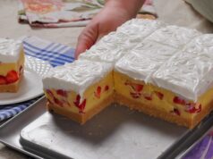 kolač sa jagodama i pudingom