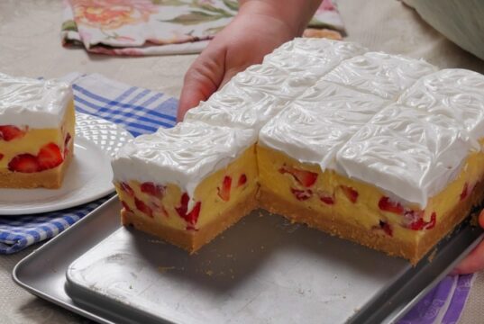 kolač sa jagodama i pudingom