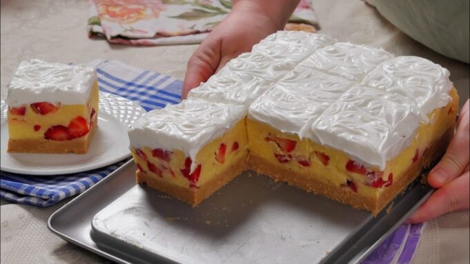 kolač sa jagodama i pudingom