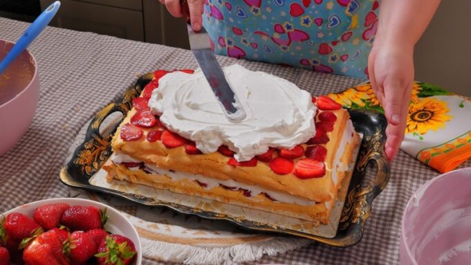 Torta Ledeni vetar sa jagodama Ledeni vetar sa jagodama